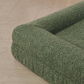Charger l'image dans la visionneuse de la galerie, Lit design pour chien vert en tissu texturé confortable sur sol en parquet clair