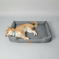Charger l'image dans la visionneuse de la galerie, Lit imperméable pour chien Oscar et Plume en tissu gris avec un chien couché dessus