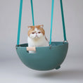 Charger l'image dans la visionneuse de la galerie, Lit multifonction pour chat suspendu avec chat blanc et marron assis confortablement dedans