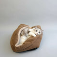 Carica l'immagine nel visualizzatore della galleria, Lit polaire pour chat de couleur brune avec intérieur doux, idéal pour le confort de votre félin