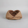 Carica l'immagine nel visualizzatore della galleria, Lit polaire pour chat confortable et douillet en tissu beige et intérieur en fourrure marron