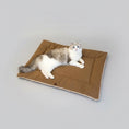 Carica l'immagine nel visualizzatore della galleria, Lit polaire pour chat en marron avec un chat détendu sur sa surface douce