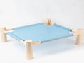 Charger l'image dans la visionneuse de la galerie, Lit pour chat en bois avec toile bleue respirante et cadre robuste pour confort et détente