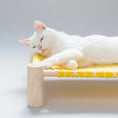Load image into Gallery viewer, Lit pour chat en bois avec toile jaune, chat blanc allongé confortablement dessus