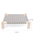 Load image into Gallery viewer, Lit pour chat en bois naturel avec surface en tissu gris à carreaux pour le confort de l'animal