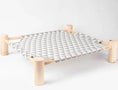 Charger l'image dans la visionneuse de la galerie, Lit pour chat en bois avec tissu gris imprimé de triangles, structure naturelle et solide