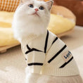 Charger l'image dans la visionneuse de la galerie, Chat blanc portant un pull rayé pour chien blanc et noir de la marque Oscar et Plume