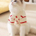 Charger l'image dans la visionneuse de la galerie, Chat blanc portant un pull rayé pour chien crème avec des rayures rouges et boutons rouges