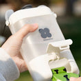 Charger l'image dans la visionneuse de la galerie, Gourde de voyage chien et chat blanche avec distributeur intégré tenue à la main pour animaux