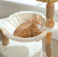 Charger l'image dans la visionneuse de la galerie, Chat roux allongé dans un hamac pelucheux blanc sur un arbre à chat en bois naturel avec poteaux en bois et cordage sisal