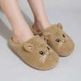 Cargar la imagen en la vista de la galería, chaussons chat pour adulte en peluche camel Oscar et Plume mule confortable et très douillette