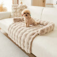 Load image into Gallery viewer, Chien caniche assis sur couverture de protection pour canapé en fausse fourrure beige Oscar et Plume design moelleux