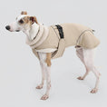 Cargar la imagen en la vista de la galería, Manteau chaud pour lévrier en beige avec col en peluche pour le confort par Oscar et Plume