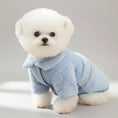Charger l'image dans la visionneuse de la galerie, Petit chien blanc portant un manteau petit chien bleu doux et chaud de la marque Oscar et Plume