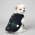 Charger l'image dans la visionneuse de la galerie, Manteau polaire chien Noël élégant avec boutons et doublure à carreaux, idéal pour les fêtes