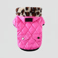 Cargar la imagen en la vista de la galería, Manteau pour chien avec capuche rose matelassé et col en fausse fourrure léopard Oscar et Plume