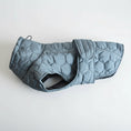 Cargar la imagen en la vista de la galería, Manteau pour grand chien gris matelassé avec fermeture velcro offert par Oscar et Plume