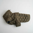 Cargar la imagen en la vista de la galería, Manteau pour grand chien matelassé couleur kaki avec capuche et fermeture velcro Oscar et Plume