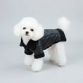 Cargar la imagen en la vista de la galería, Petit chien blanc portant un manteau pour petit chien noir douillet de la marque Oscar et Plume