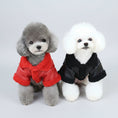 Cargar la imagen en la vista de la galería, Deux petits chiens portent des manteaux pour petit chien en fausse fourrure rouge et noire Oscar et Plume