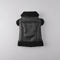 Cargar la imagen en la vista de la galería, Manteau pour petit chien noir en tissu effet cuir avec col en fourrure douce tenu à la main