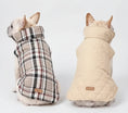 Charger l'image dans la visionneuse de la galerie, Manteau réversible pour chien Oscar et Plume avec un côté à carreaux et l'autre beige matelassé