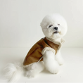 Cargar la imagen en la vista de la galería, Chien blanc portant un manteau simili cuir pour chien marron avec doublure en fausse fourrure