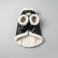Cargar la imagen en la vista de la galería, Manteau simili cuir pour chien noir avec doublure blanche en fausse fourrure et boucle réglable