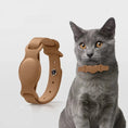 Charger l'image dans la visionneuse de la galerie, Collier Airtag pour chien en cuir camel par Oscar et Plume porté par un chat gris