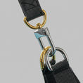 Carica l'immagine nel visualizzatore della galleria, Détail du harnais réglable pour petit chien avec attaches métalliques dorées et sangle noire