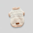 Cargar la imagen en la vista de la galería, Pull chaud pour chien Oscar et Plume en peluche beige avec motif tricoté et col côtelé