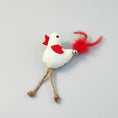 Charger l'image dans la visionneuse de la galerie, OISEAU interactif pour chat avec plumes rouges et grelot amusant pour divertir votre animal
