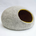 Charger l'image dans la visionneuse de la galerie, Cocon en laine tyrolienne fait main pour chat avec intérieur jaune, lit confortable et esthétique pour animaux.