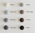 Charger l'image dans la visionneuse de la galerie, Palette de couleurs naturelles pour cocon en laine tyrolienne, incluant blanc, gris clair, gris moyen, gris foncé, beige, beige foncé, brun, et noir.