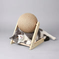 Charger l'image dans la visionneuse de la galerie, Boule à gratter en Sisal pour chat avec design attrayant, idéale pour le jeu et le grattage, fabriquée en bois durable.