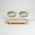 Charger l'image dans la visionneuse de la galerie, Gamelle céramique sur support bois pour chien et chat Oscar et Plume Double Nourriture Vert