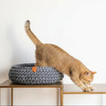 Carica l'immagine nel visualizzatore della galleria, Panier chat en coton recyclé gris sur une table avec un chat explorant un vase décoratif