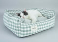 Load image into Gallery viewer, Chat blanc et gris dormant dans un panier déhoussable en coton chien et chat à carreaux verts