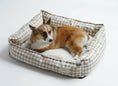 Load image into Gallery viewer, Panier déhoussable en coton chien et chat à carreaux beige avec un chien couché à l'intérieur