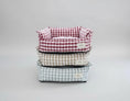 Load image into Gallery viewer, Panier déhoussable en coton chien et chat en trois coloris vichy empilés sur un lit blanc