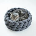 Charger l'image dans la visionneuse de la galerie, Panier design pour chat gris tressé en tissu doux avec un chat gris à l'intérieur