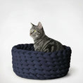Charger l'image dans la visionneuse de la galerie, Panier design pour chat en tissu épais bleu marine tricoté avec un chat tigré à l'intérieur