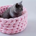 Charger l'image dans la visionneuse de la galerie, Chat gris assis dans un panier design pour chat rose tressé et moelleux