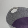 Charger l'image dans la visionneuse de la galerie, Panier feutre lavable pour chat gris avec intérieur violet de la marque Oscar et Plume