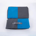 Charger l'image dans la visionneuse de la galerie, Panier imperméable pour chien plié en tissu bleu et gris avec poignée de transport
