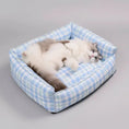 Load image into Gallery viewer, Panier pour chien et chat en tissu à carreaux bleus avec un chat allongé à l'intérieur