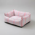 Load image into Gallery viewer, Panier pour chien et chat en tissu à carreaux rose et blanc avec rembourrage confortable