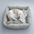 Cargar la imagen en la vista de la galería, Panier réversible pour chien Oscar et Plume en tissu à carreaux avec un chat confortable à l'intérieur