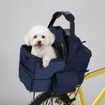 Charger l'image dans la visionneuse de la galerie, Panier vélo pour chien Oscar et Plume avec un petit chien heureux à l'intérieur sur un vélo jaune