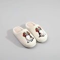Cargar la imagen en la vista de la galería, Oscar et Plume pantoufles beagle pour femme en fourrure creme avec motif beagle brode confort interieur